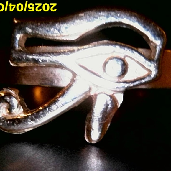 Egyptian Museum: Eye of Horus 18K Gold Ring - Adjustable Band - Picture 13 of 14